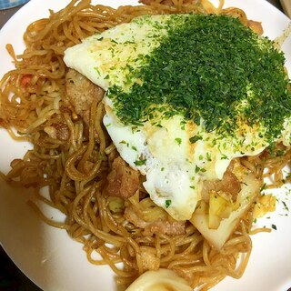 焼きそばに目玉焼き乗せ